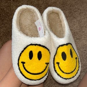 BRAND NEW ✨ Happy Face Slippers Size 5/6 women